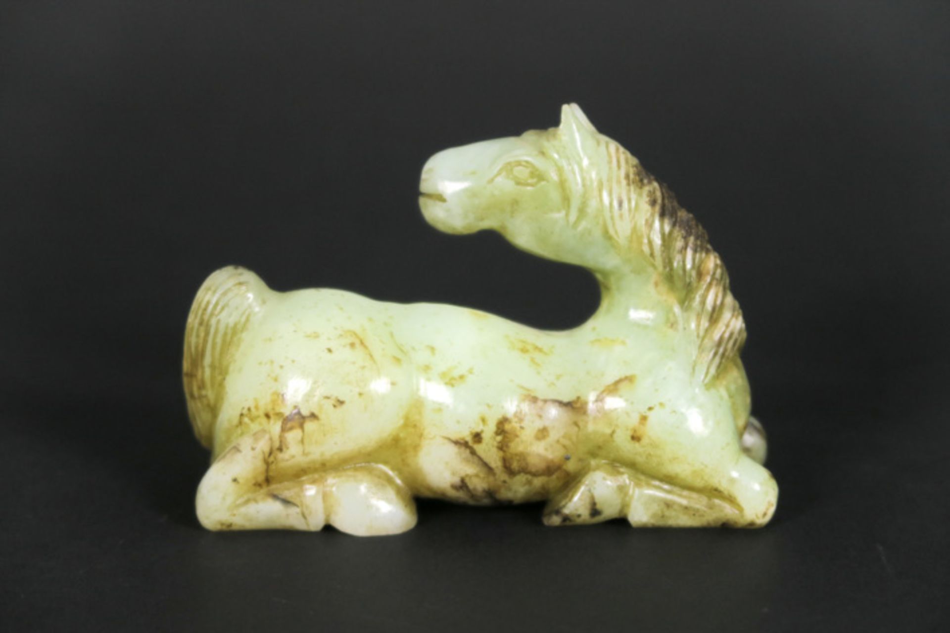 Chinese sculptuur in groene jade met mooie satijnachtige patine : "Liggend paard" - [...] - Bild 3 aus 3