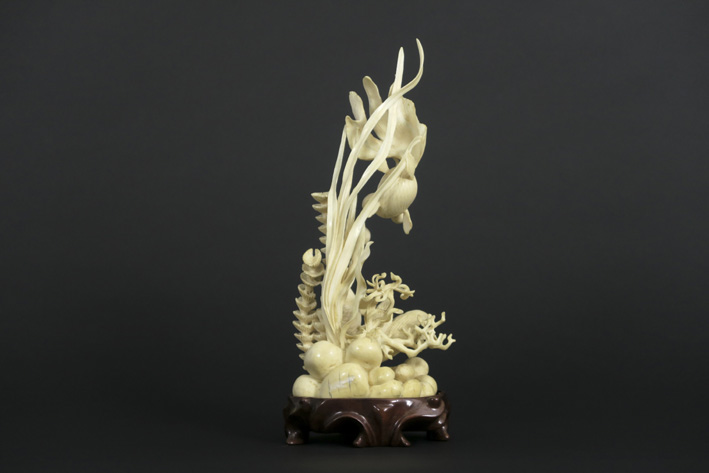 Antieke Chinese sculptuur in ivoor : "Compositie met vissen" - hoogte : 24 cm - [...] - Image 2 of 3