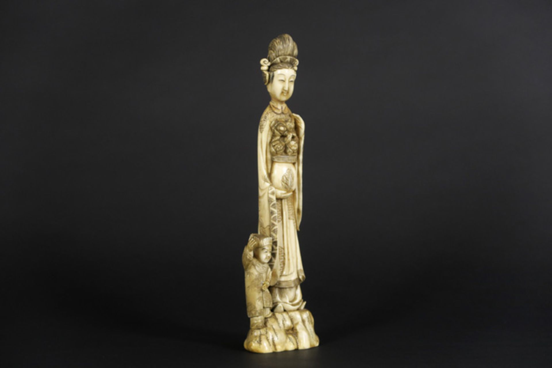 Antieke Chinese sculptuur in ivoor : "Vrouw met kind" - hoogte : 30,5 cm - ca [...] - Bild 2 aus 5