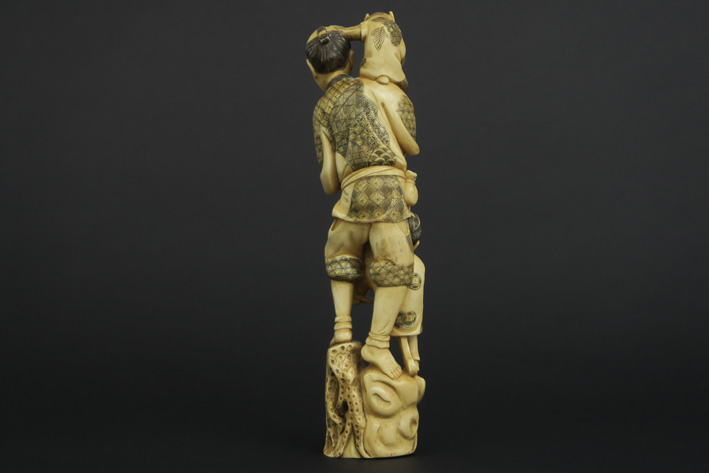 Oude Chinese sculptuur in ivoor : "Man met aap op de schouder en met kind" - hoogte [...] - Image 3 of 5