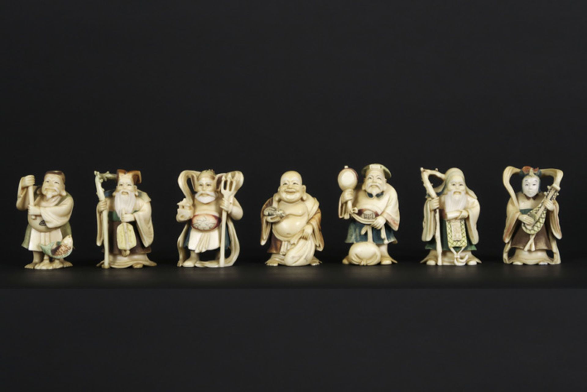 Reeks van zeven oude Chinese gepolychromeerde sculptuurtjes met de voorstelling van [...]