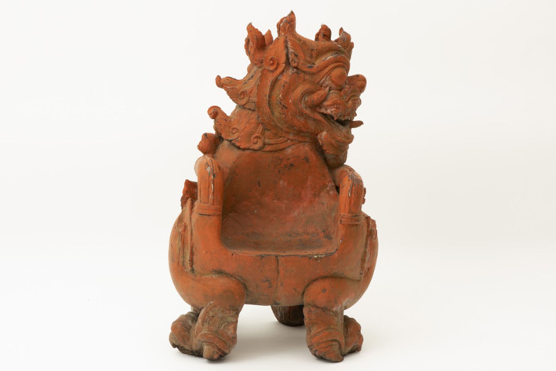 Antiek Sino-Tibetaans roodgelakt armstoeltje met een speciaal design in de vorm van [...]