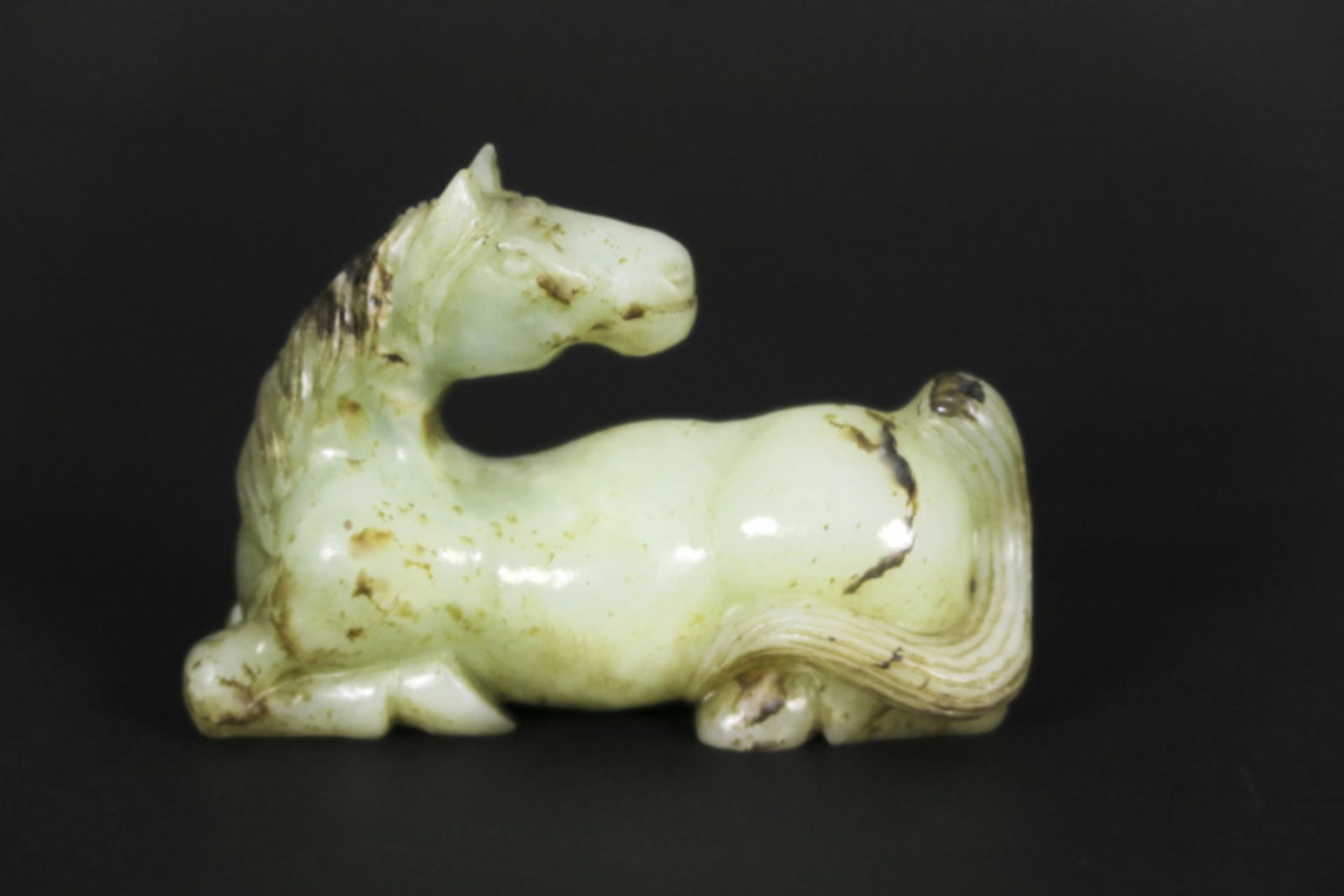 Chinese sculptuur in groene jade met mooie satijnachtige patine : "Liggend paard" - [...]