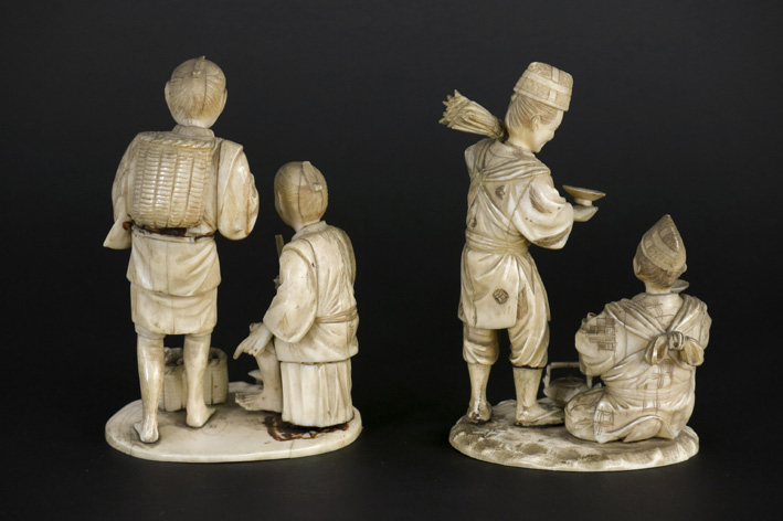 Twee antieke Japanse sculpturen in ivoor telkens met twee personages - hoogtes : [...] - Image 2 of 2