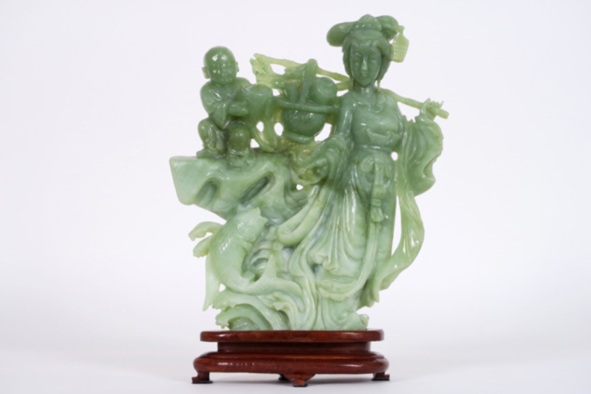 Chinese sculptuur in jade : "Hofdame met zotje" - hoogte : 25,5 cm||Chinese "court [...]