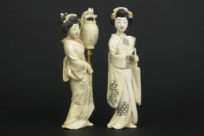 Paar oude Japanse sculpturen in deels gepolychromeerde ivoor telkens een geisha [...] - Image 2 of 5