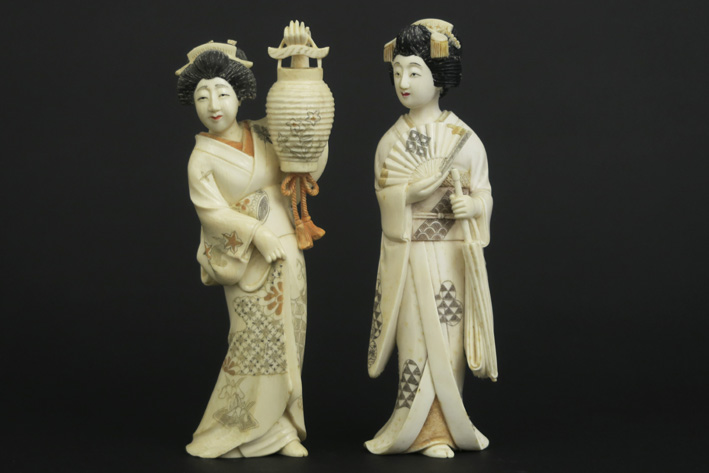 Paar oude Japanse sculpturen in deels gepolychromeerde ivoor telkens een geisha [...]