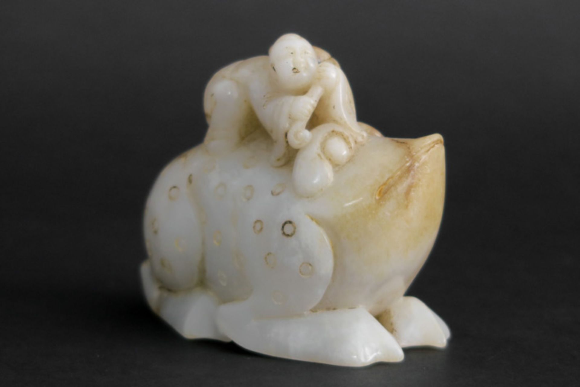 CHINA - QING-DYNASTIE (1644 - 1912) antieke "Chan Chu" -sculptuur in jade met de [...]