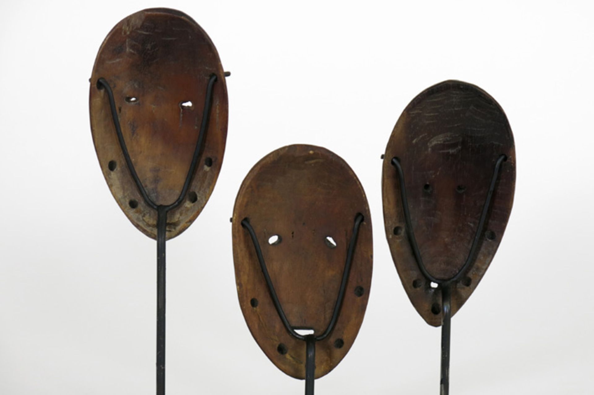 AFRIKA - KONGO - 1° helft 20° EEUW drie 'Lega' - maskers in hout met pigmenten, [...] - Bild 2 aus 2