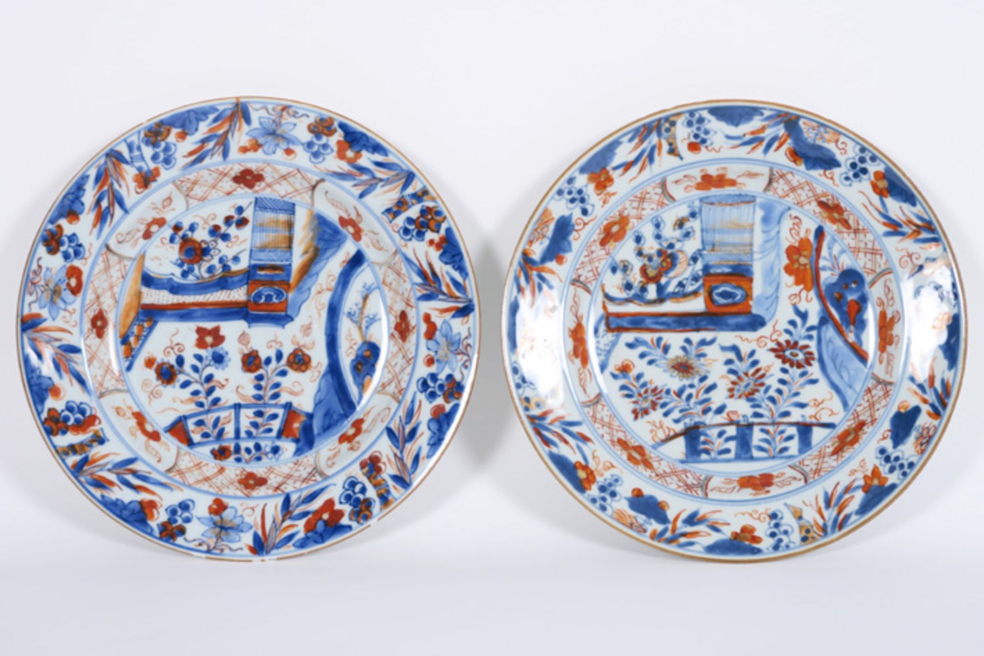 Paar achttiende eeuwse Chinese borden in porselein met Imari-tuindecor - diameter : [...]