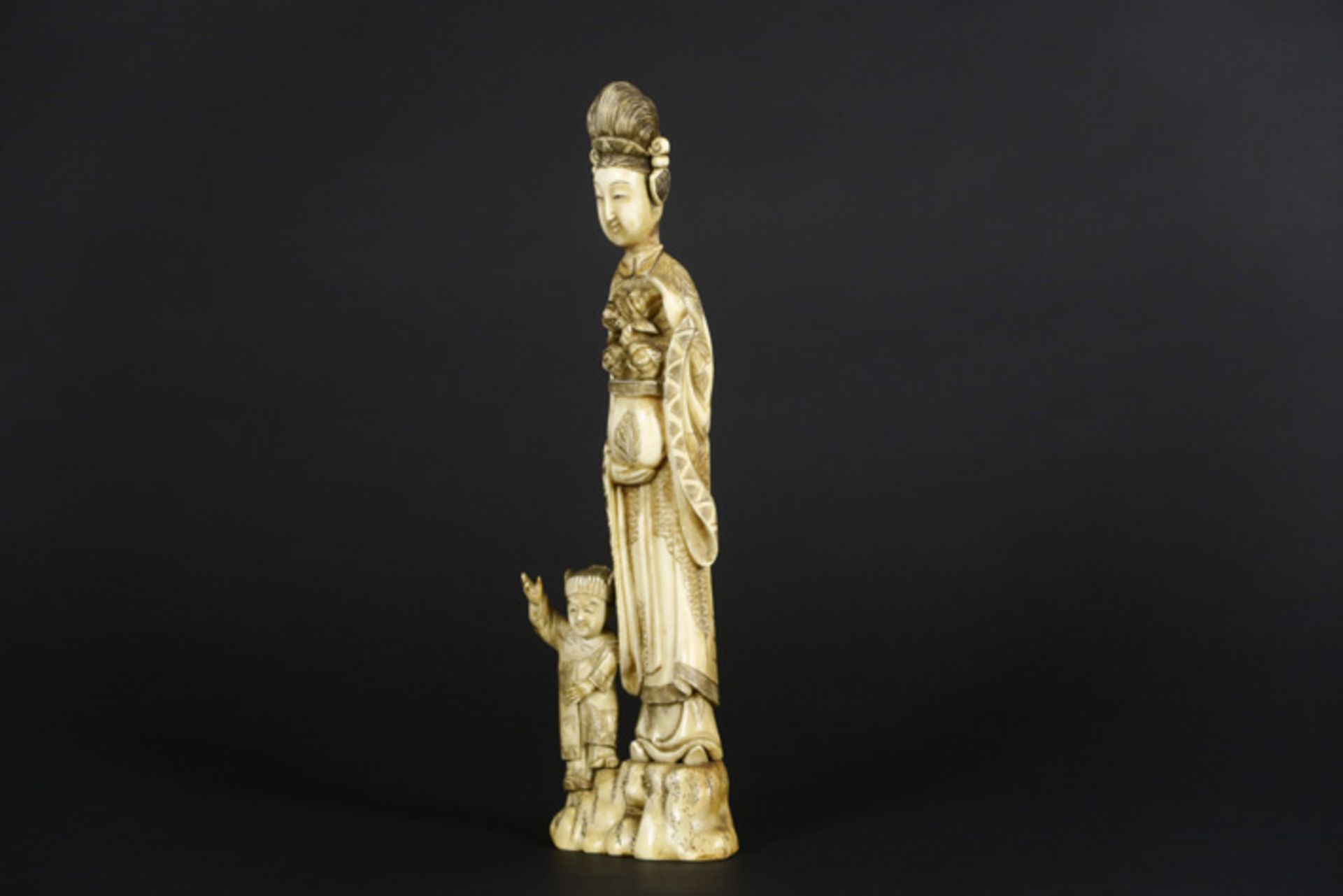 Antieke Chinese sculptuur in ivoor : "Vrouw met kind" - hoogte : 30,5 cm - ca [...] - Bild 4 aus 5