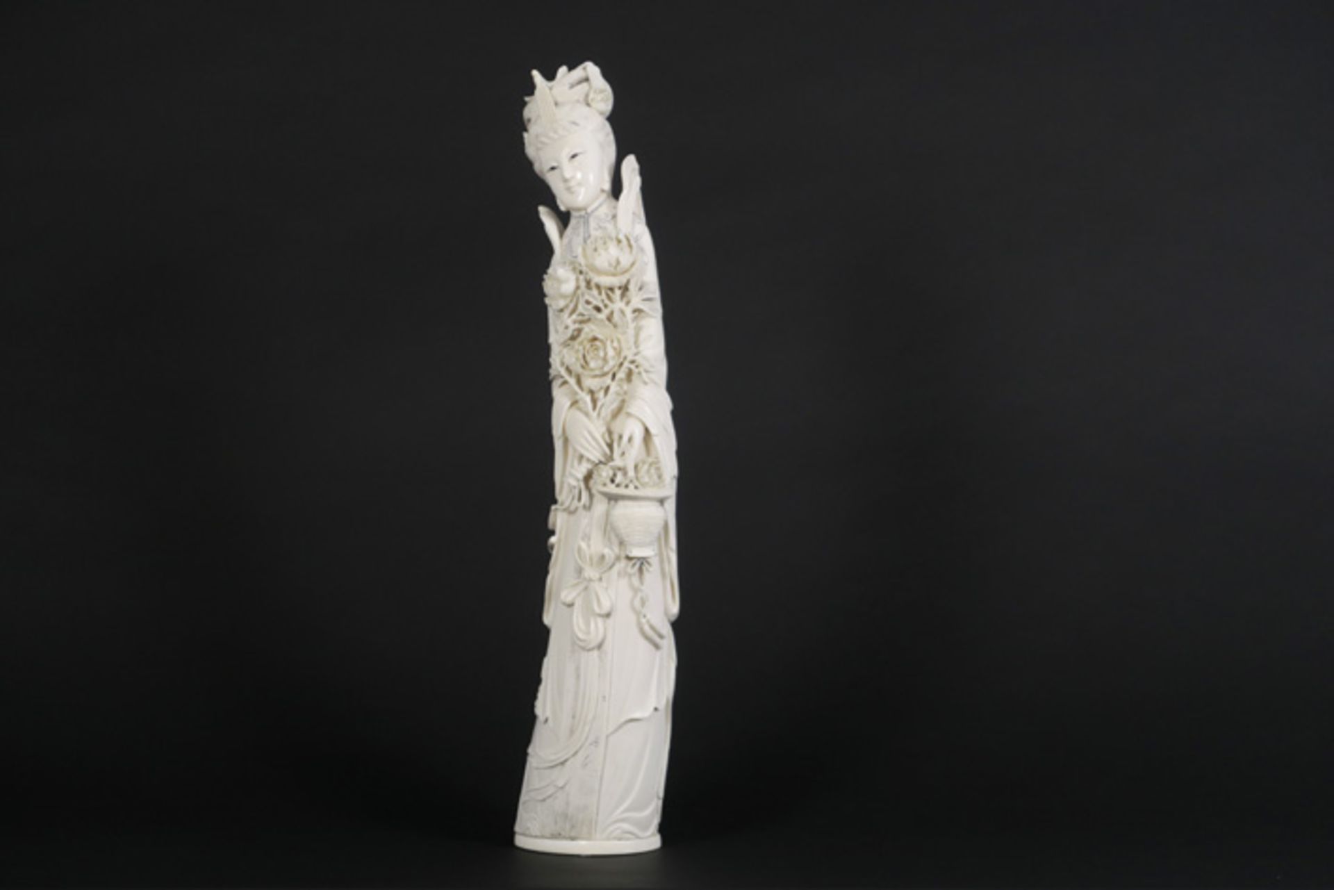 Fraaie oude Chinese sculptuur in ivoor : "Bloemenmeisje" - hoogte : 55 cm - ca [...] - Bild 4 aus 5