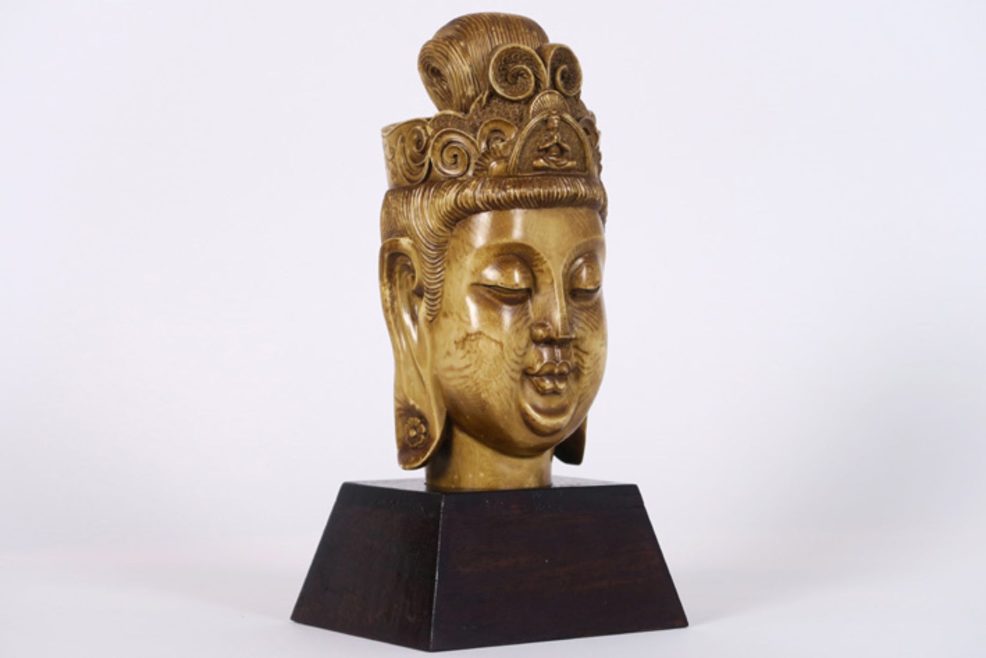 Oosterse sculptuur in gefumeerde ivoor : "Hoofd van Quan Yin met kroon met Boeddha" [...] - Bild 2 aus 5