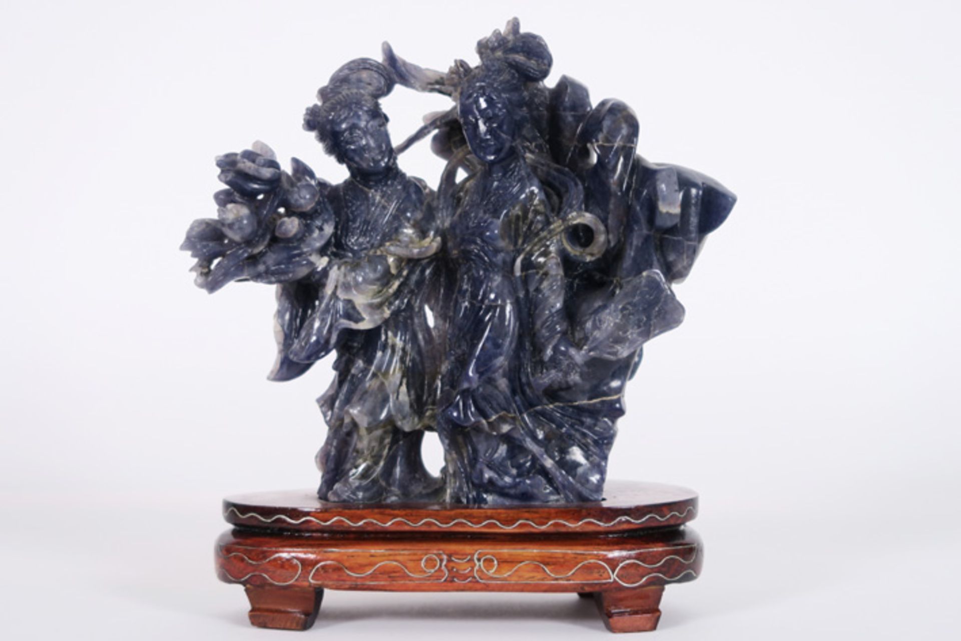 Chinese sculptuur in ioliet (edelsteensoort met blauwachtige kleur) : "Twee [...]