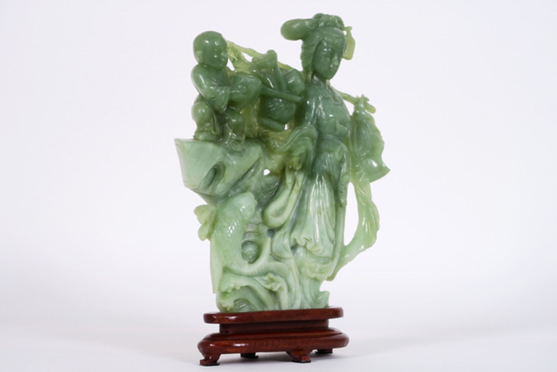 Chinese sculptuur in jade : "Hofdame met zotje" - hoogte : 25,5 cm||Chinese "court [...] - Bild 2 aus 4