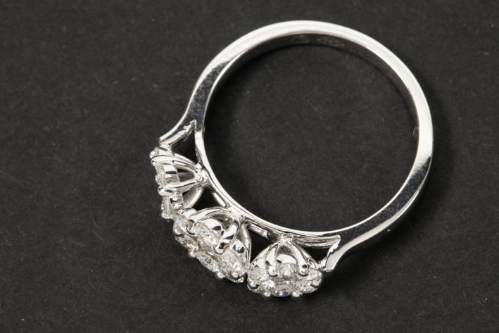 Ring in witgoud (18 karaat) met een sierstuk met drie gestileerde bloemvormen, bezet [...] - Image 2 of 2