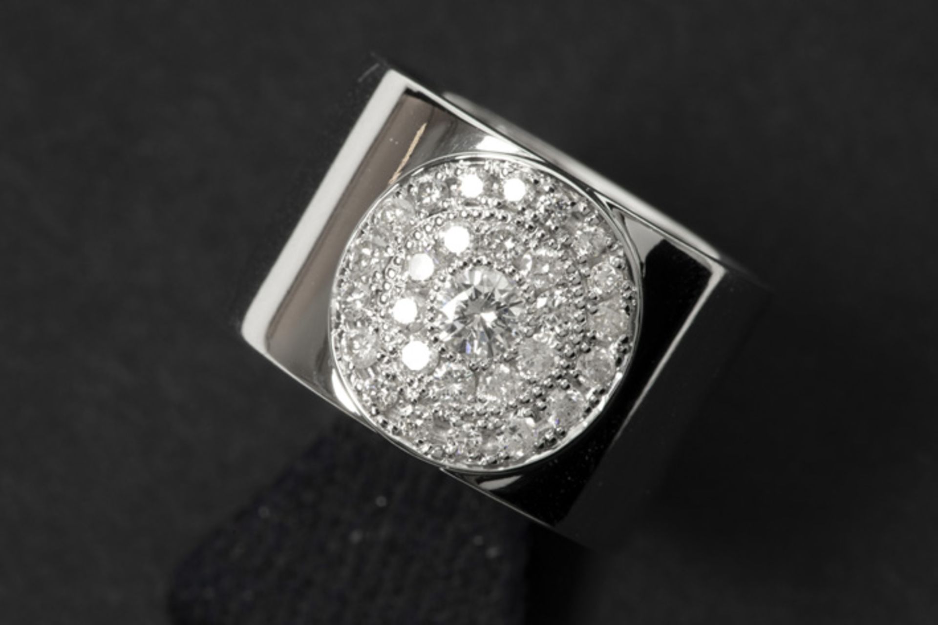 Ring met bandmodel (in de stijl van Dinh Van) in witgoud (18 karaat) bezet met ca [...]