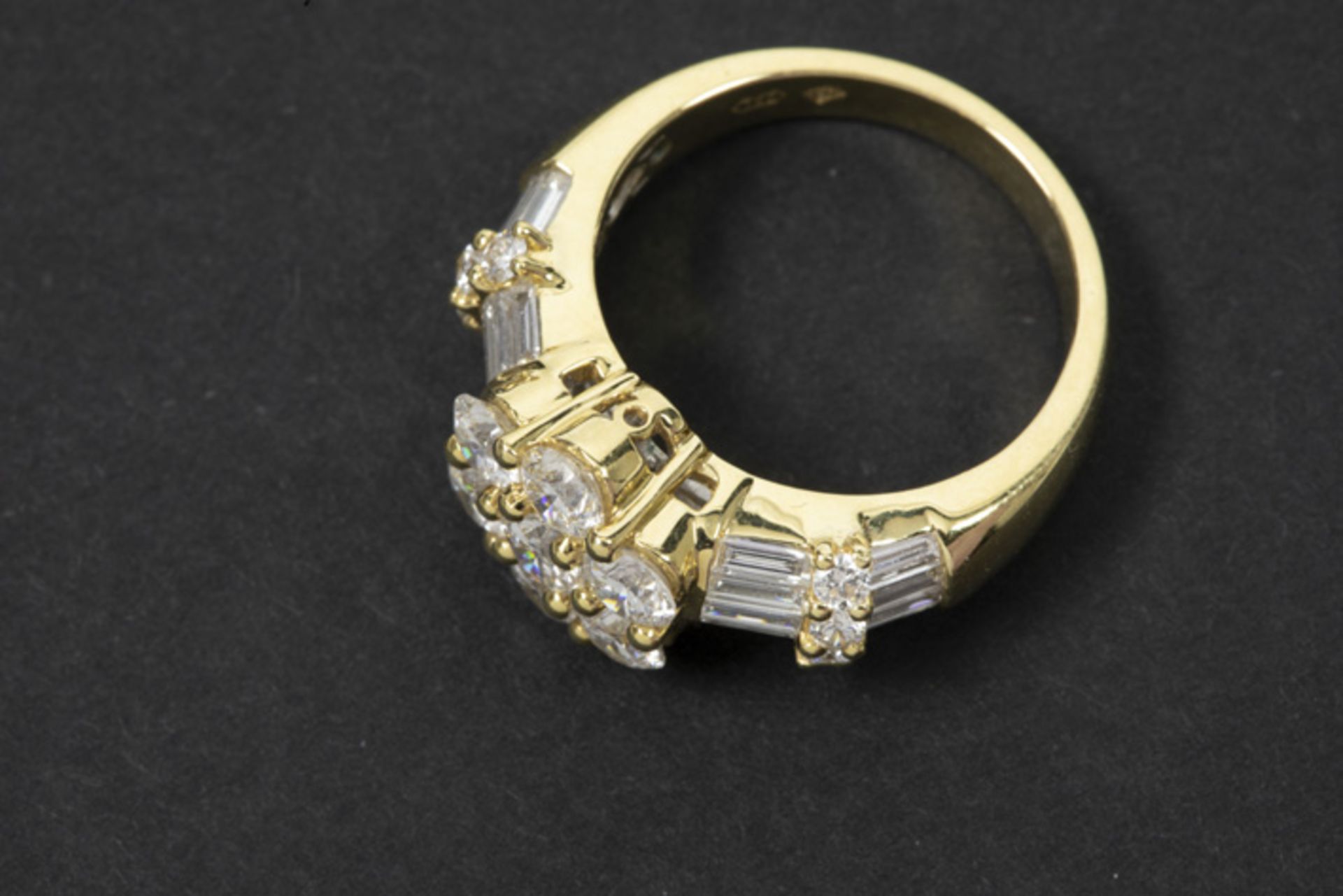 Bijhorende prachtige ring in geelgoud (18 karaat) met een centraal bloemvormig [...] - Bild 2 aus 2