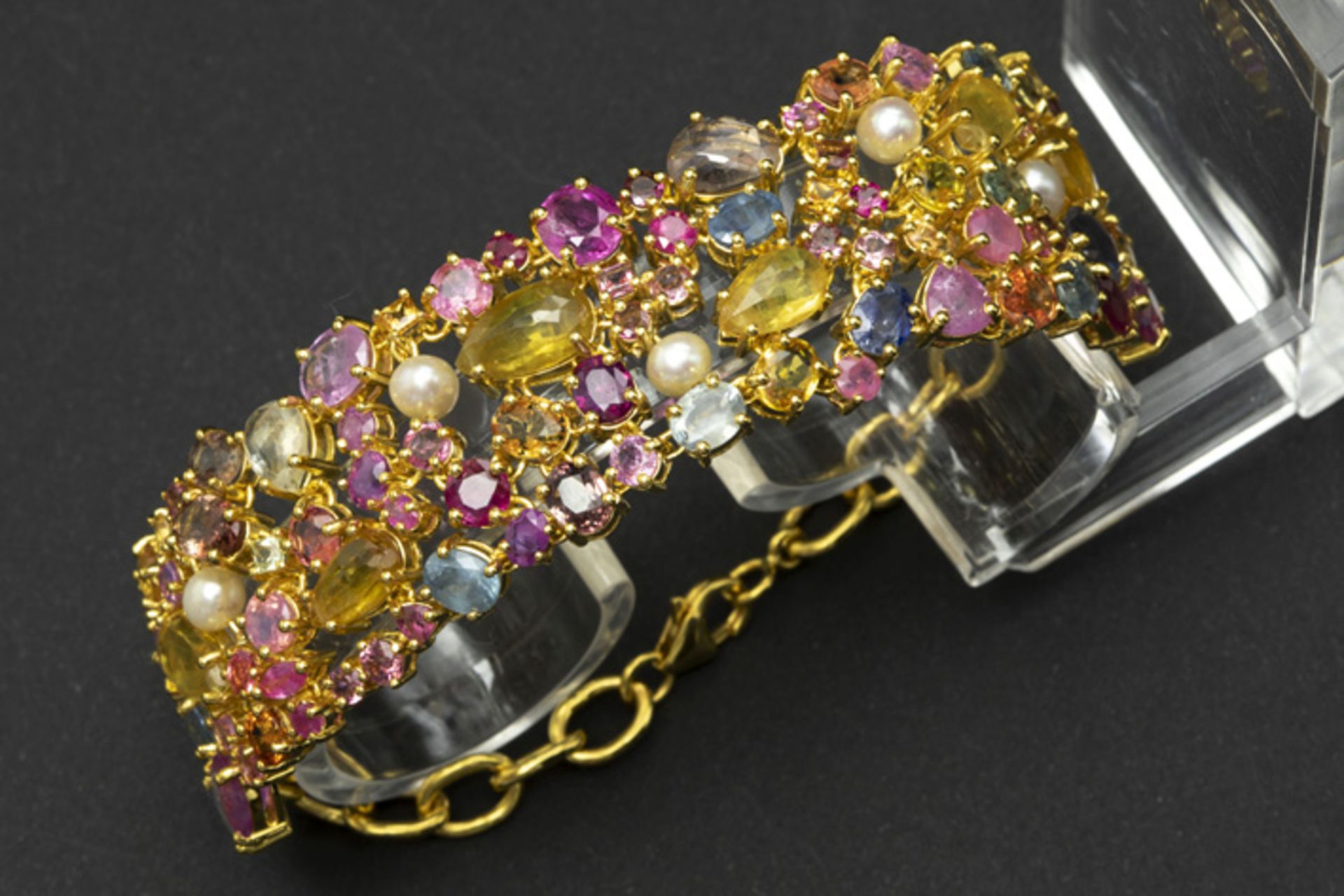 Uniek met de hand gerealiseerd bracelet in geelgoud (18 karaat) met een breed [...]