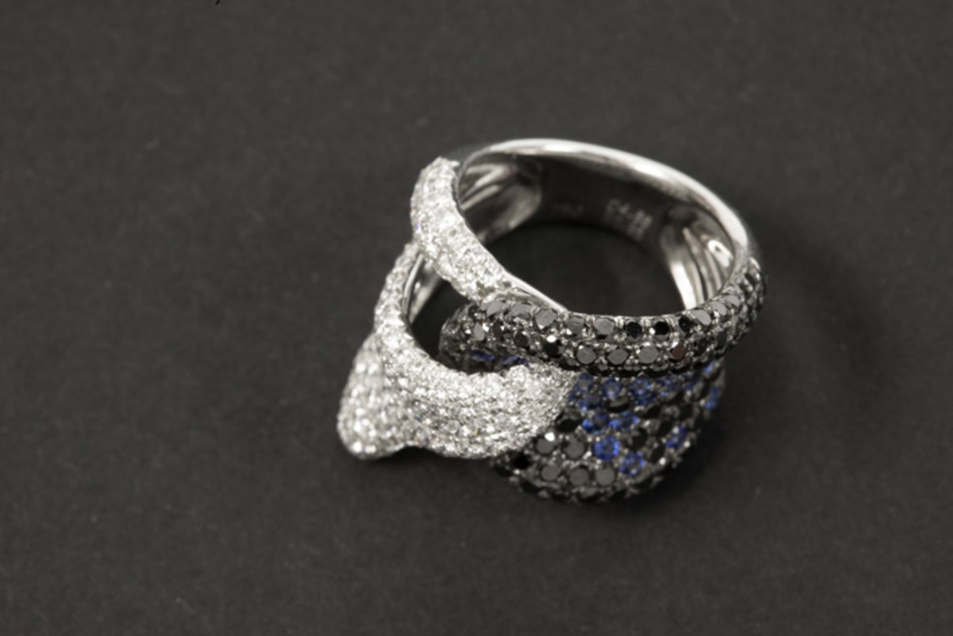 Zeer mooie ring met apart design met dubbele lus in witgoud (18 karaat) en aan één [...] - Bild 3 aus 3