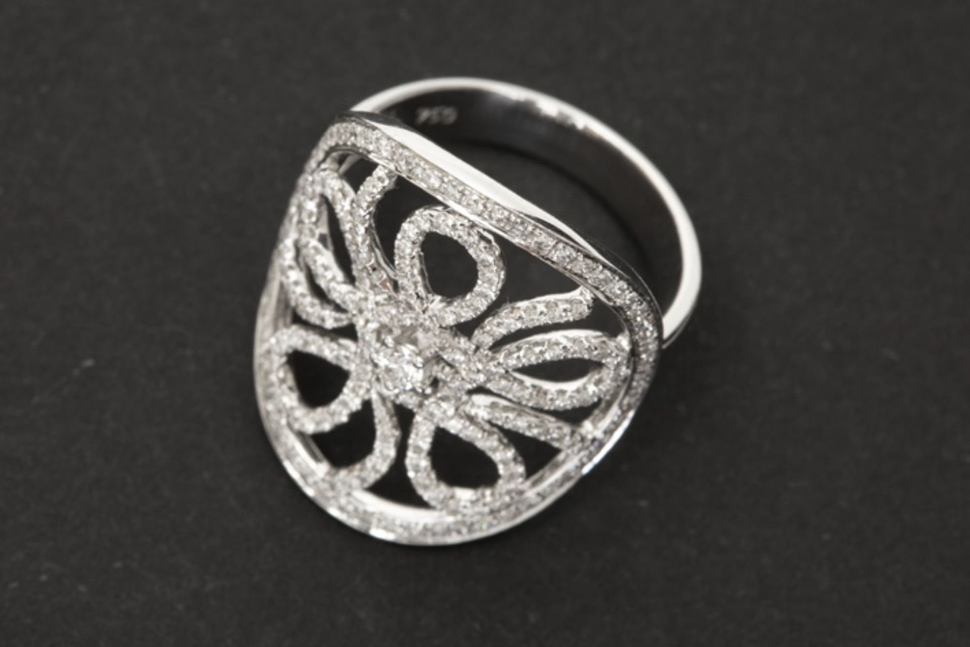 Aantrekkelijke ring in witgoud (18 karaat) met een fijngeajoureerd sierstuk met [...] - Bild 2 aus 2