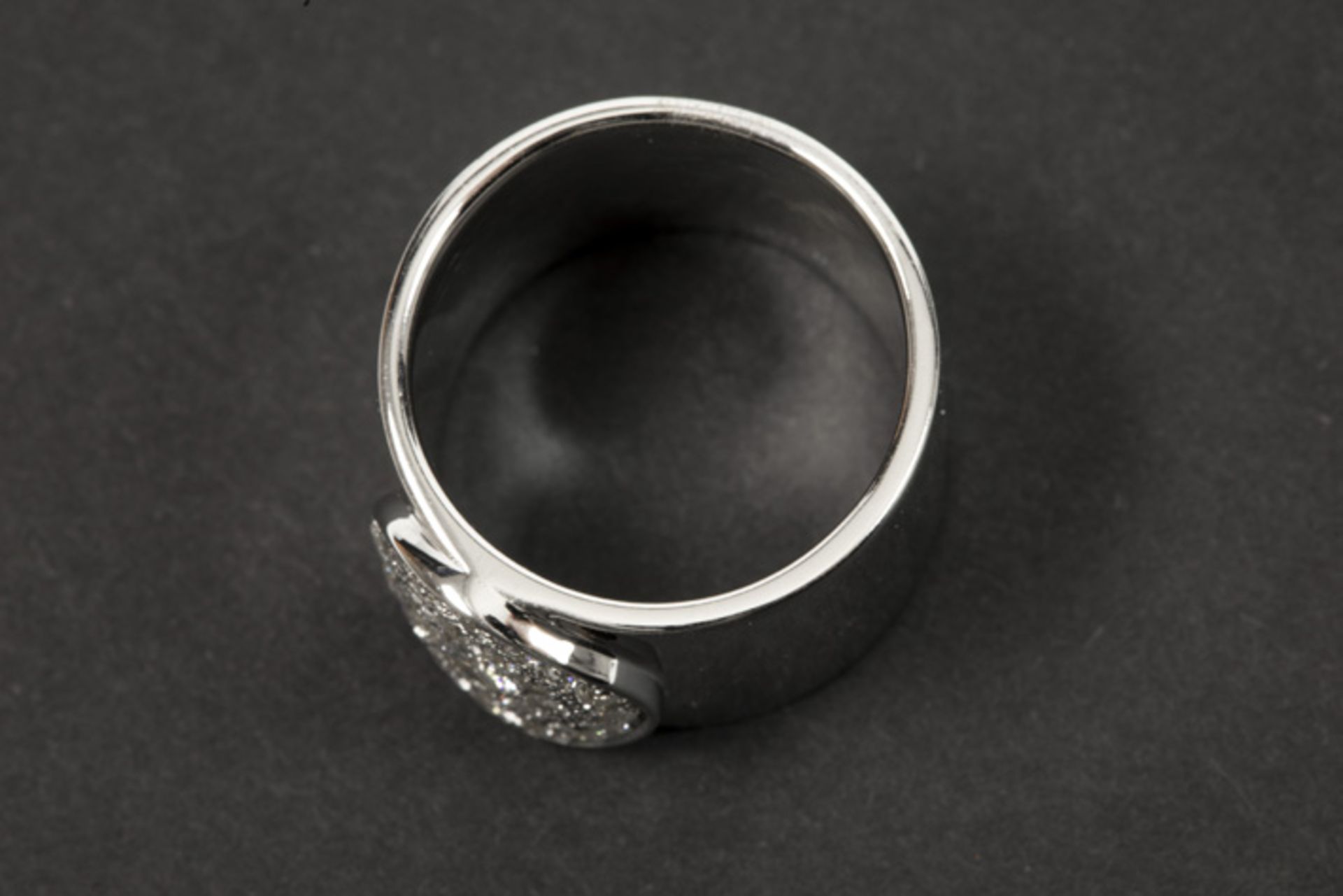 Ring met bandmodel (in de stijl van Dinh Van) in witgoud (18 karaat) bezet met ca [...] - Bild 2 aus 2