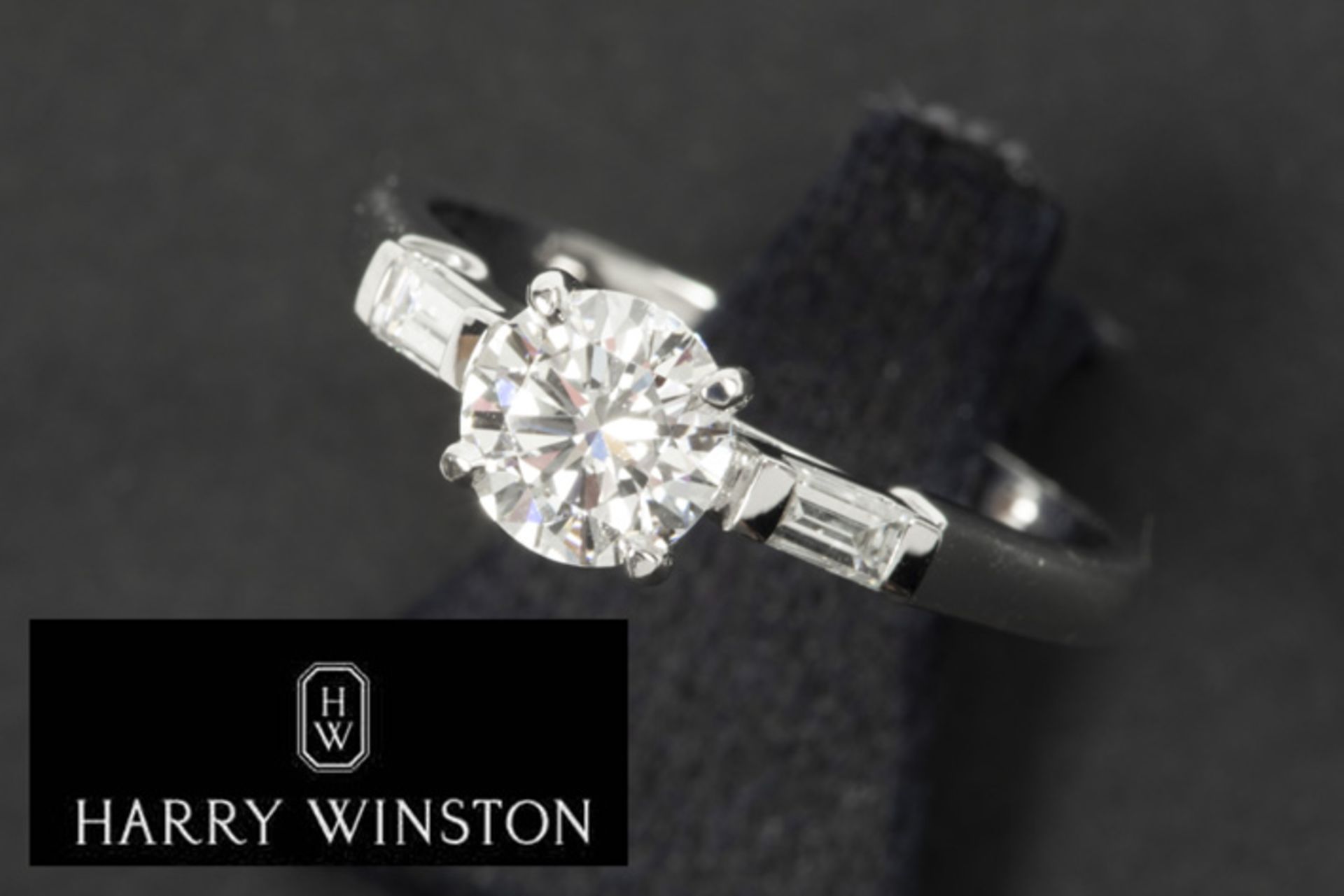 HARRY WINSTON superbe solitaire loepzuivere kwaliteitsbriljant van 0,71 karaat met D [...]