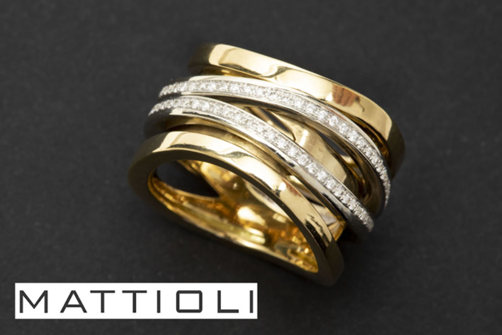 MATTIOLI ring met typisch draaimodel in wit een geelgoud (18 karaat) en bezet met ca [...]