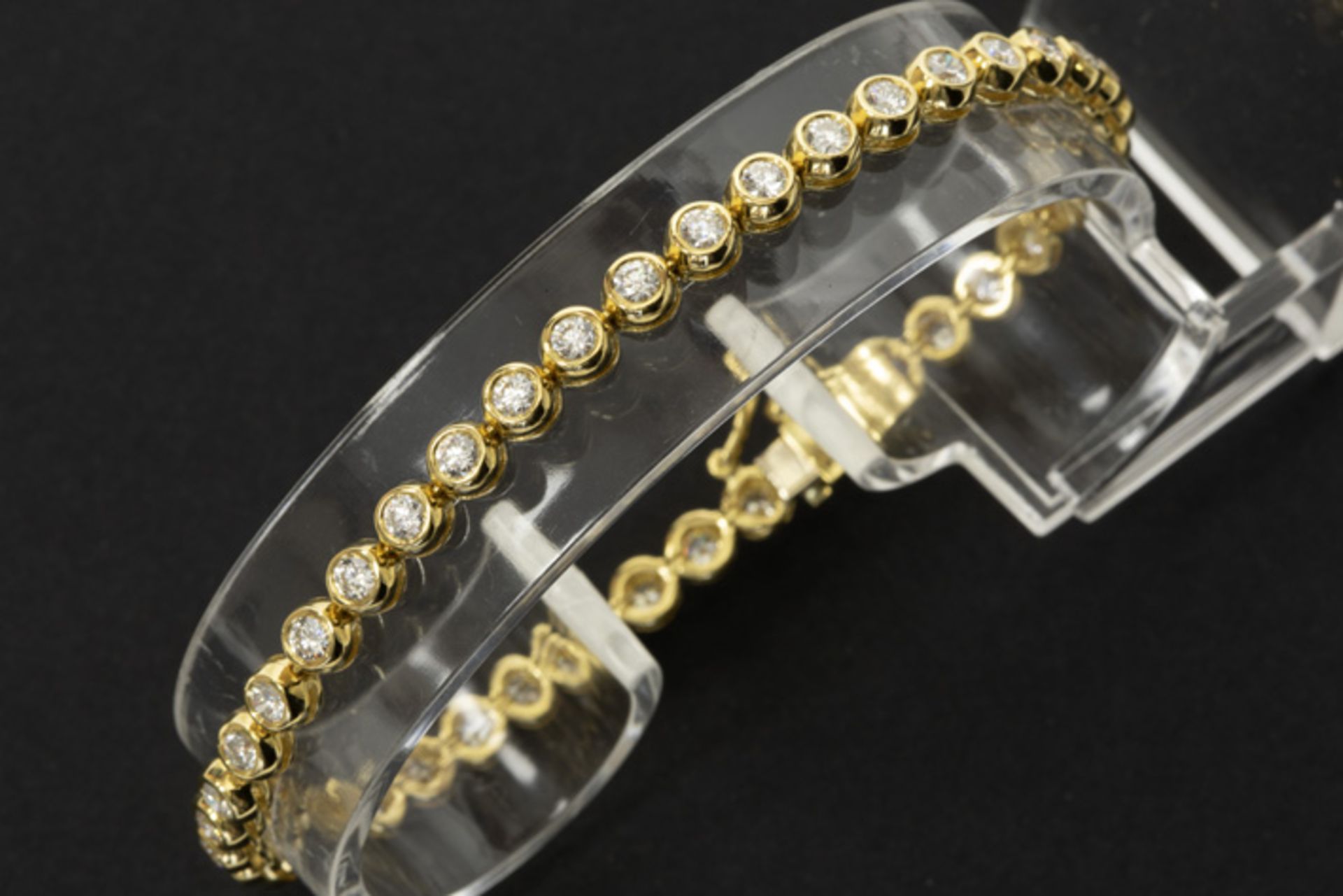 Klassiek rivière-bracelet in geelgoud (18 karaat) met rondom zgn 'potjes' telkens [...]