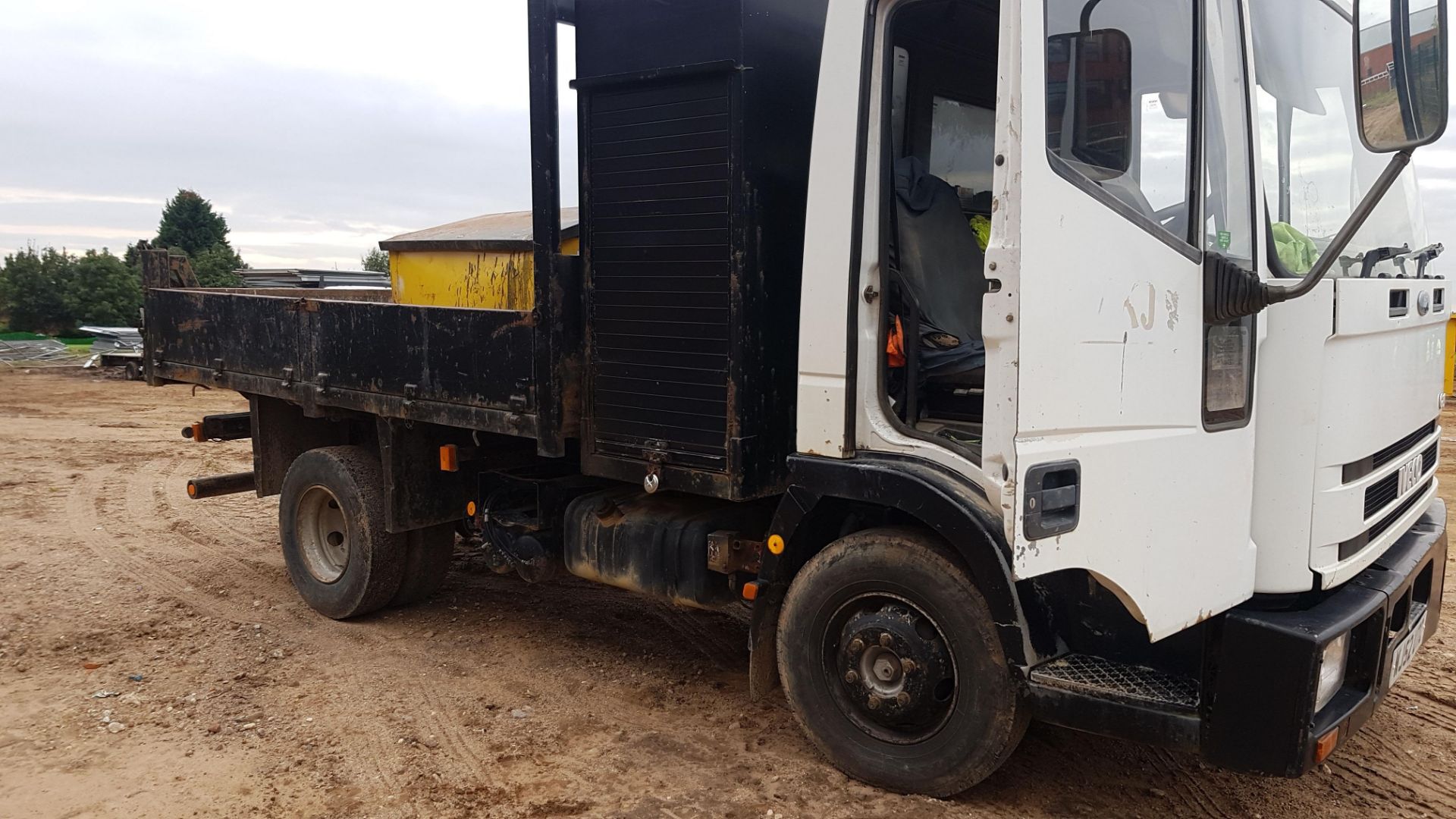 IVECO 7.5T TIPPER TRUCK. - Image 2 of 4