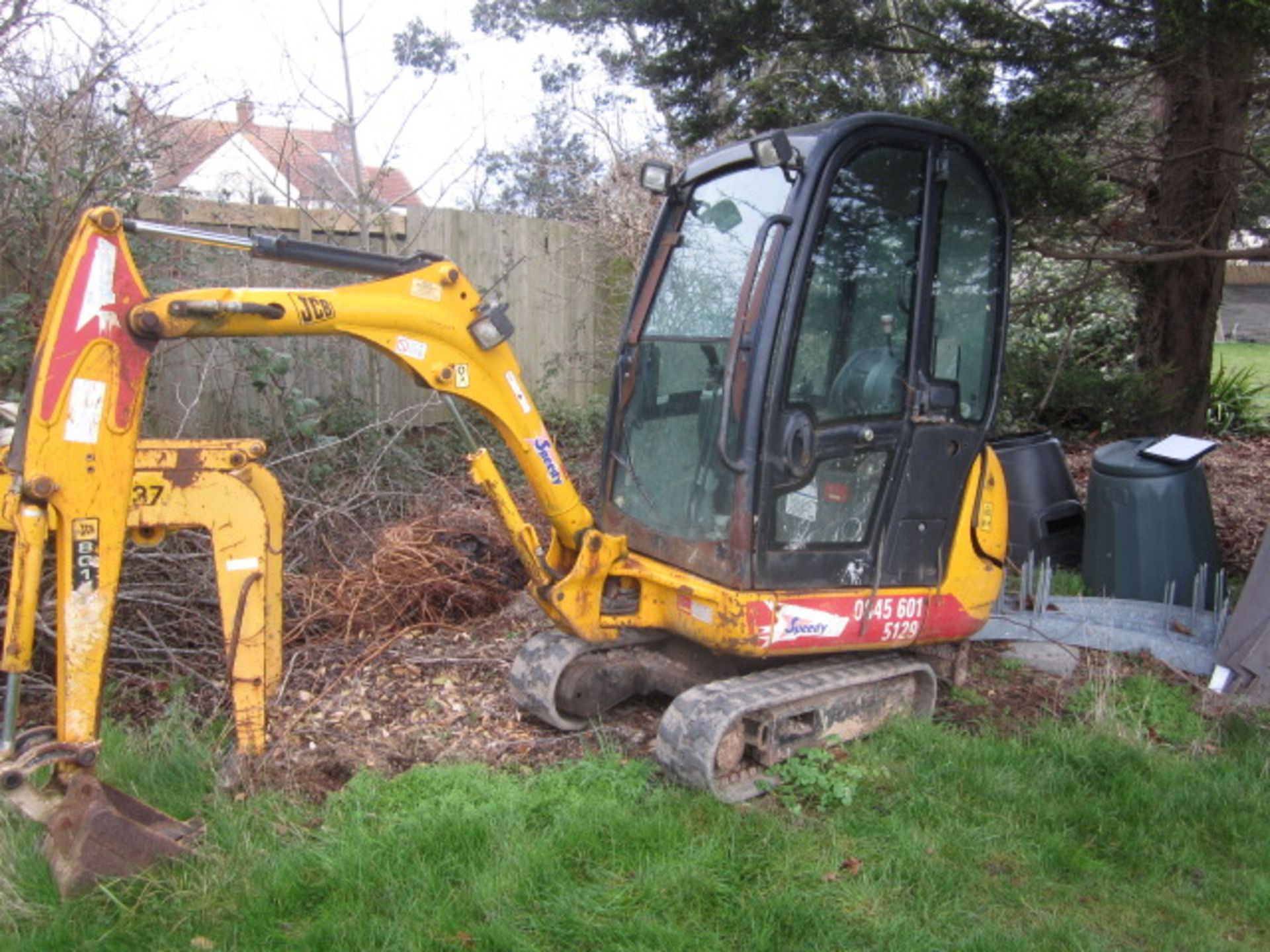 JCB 8014 rubber tracked mini digger, serial number JCB 09014T71283903, run hours 130.5 (2007).