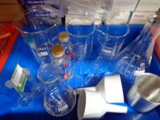 Quantity of assorted 250 to 800ml glass beakers and funnels (Ref: WA12067)
