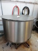 Unbadged stainless steel jacketed vertical mash tun, capacity 1,000 litres, with lid, approx
