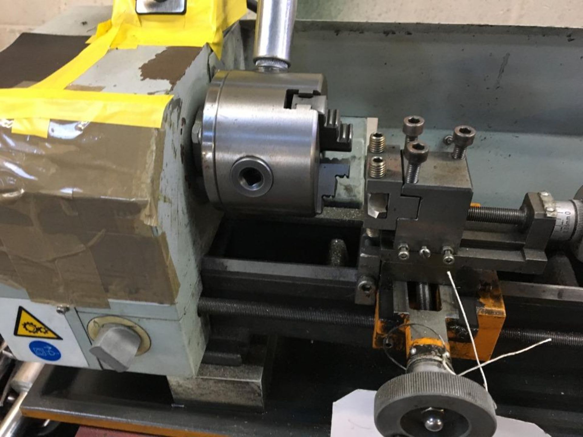 Small bench mounted lathe with a quantity of tooling - Image 3 of 3