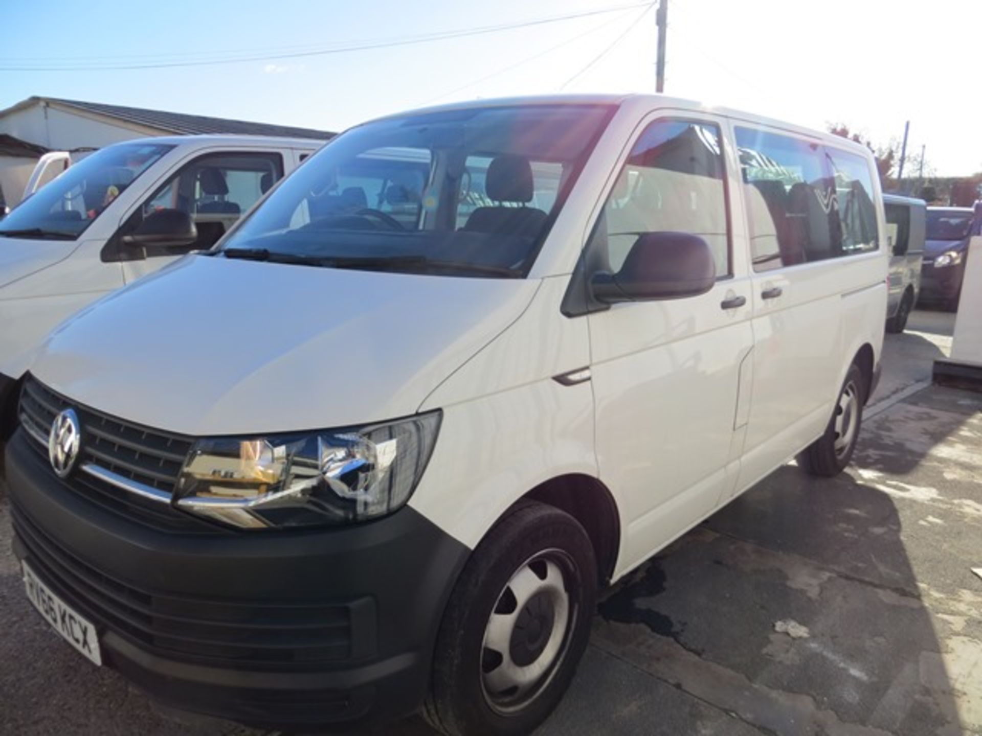 Volkswagen Transporter T32 S TDi BMT diesel 9 seater minibus RV66KCX d.o.r. 30/09/2016 1968cc tax - Image 2 of 6