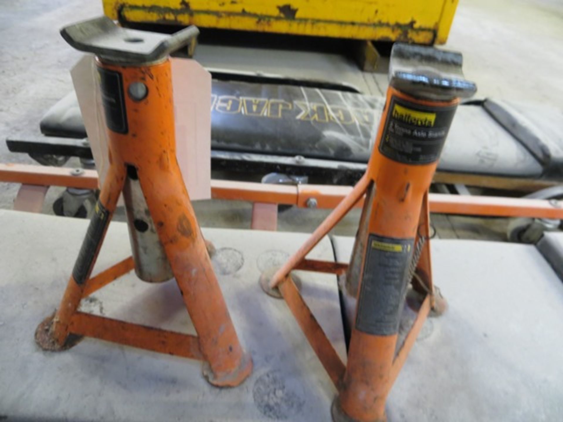 Pair of Halfords 2 tonne Axle Stands & two Mechanics Skids - Image 2 of 2