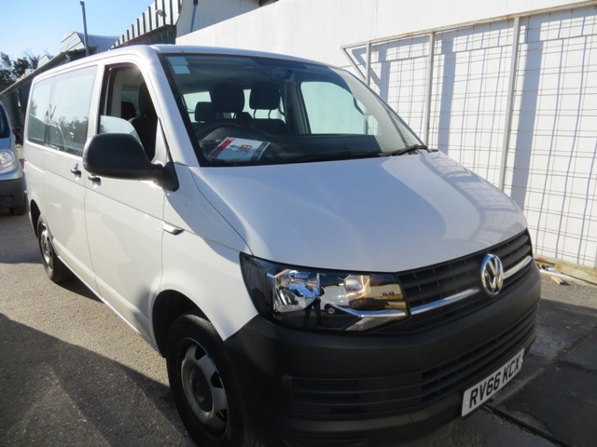 Volkswagen Transporter T32 S TDi BMT diesel 9 seater minibus RV66KCX d.o.r. 30/09/2016 1968cc tax