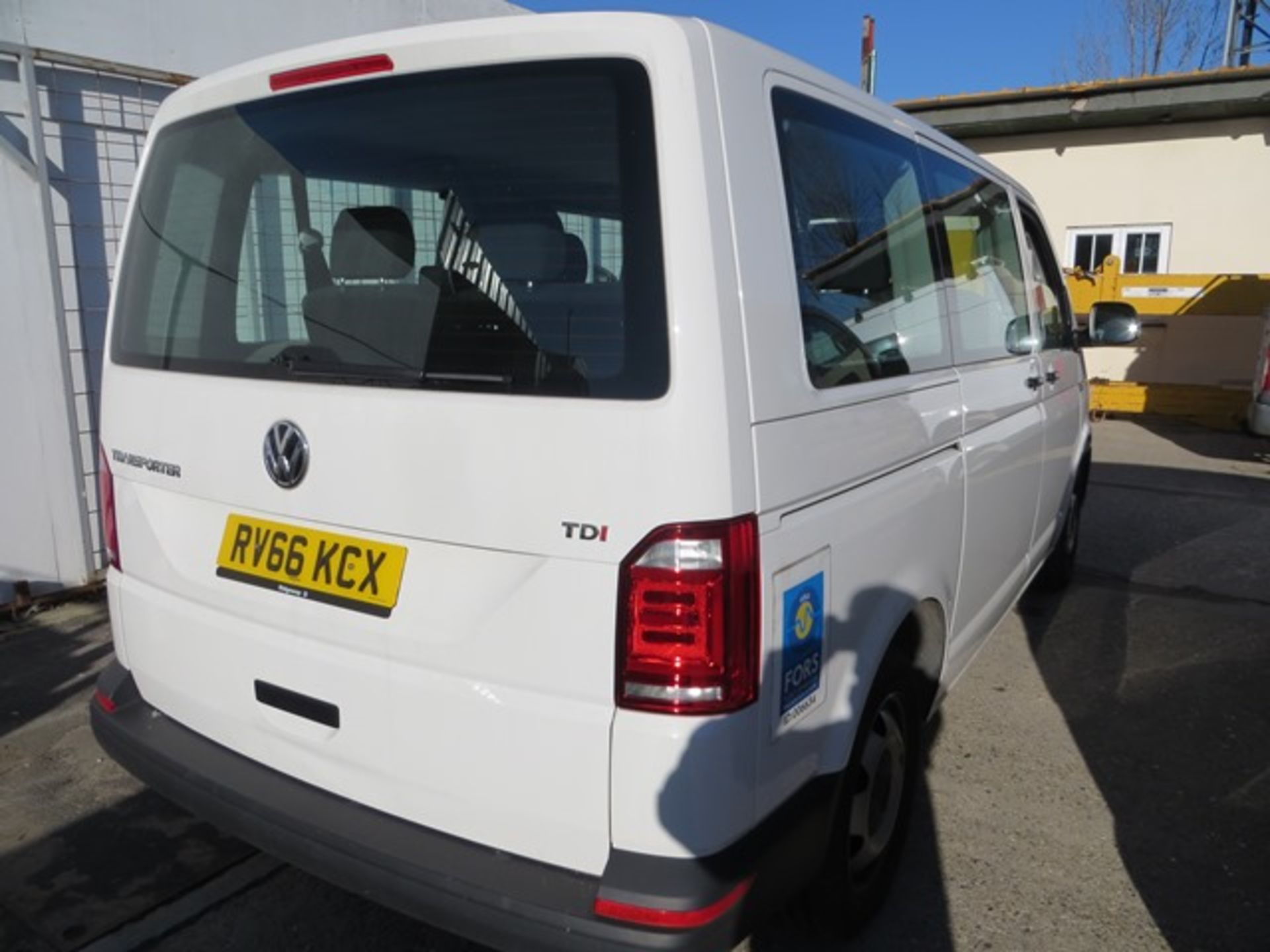 Volkswagen Transporter T32 S TDi BMT diesel 9 seater minibus RV66KCX d.o.r. 30/09/2016 1968cc tax - Image 4 of 6