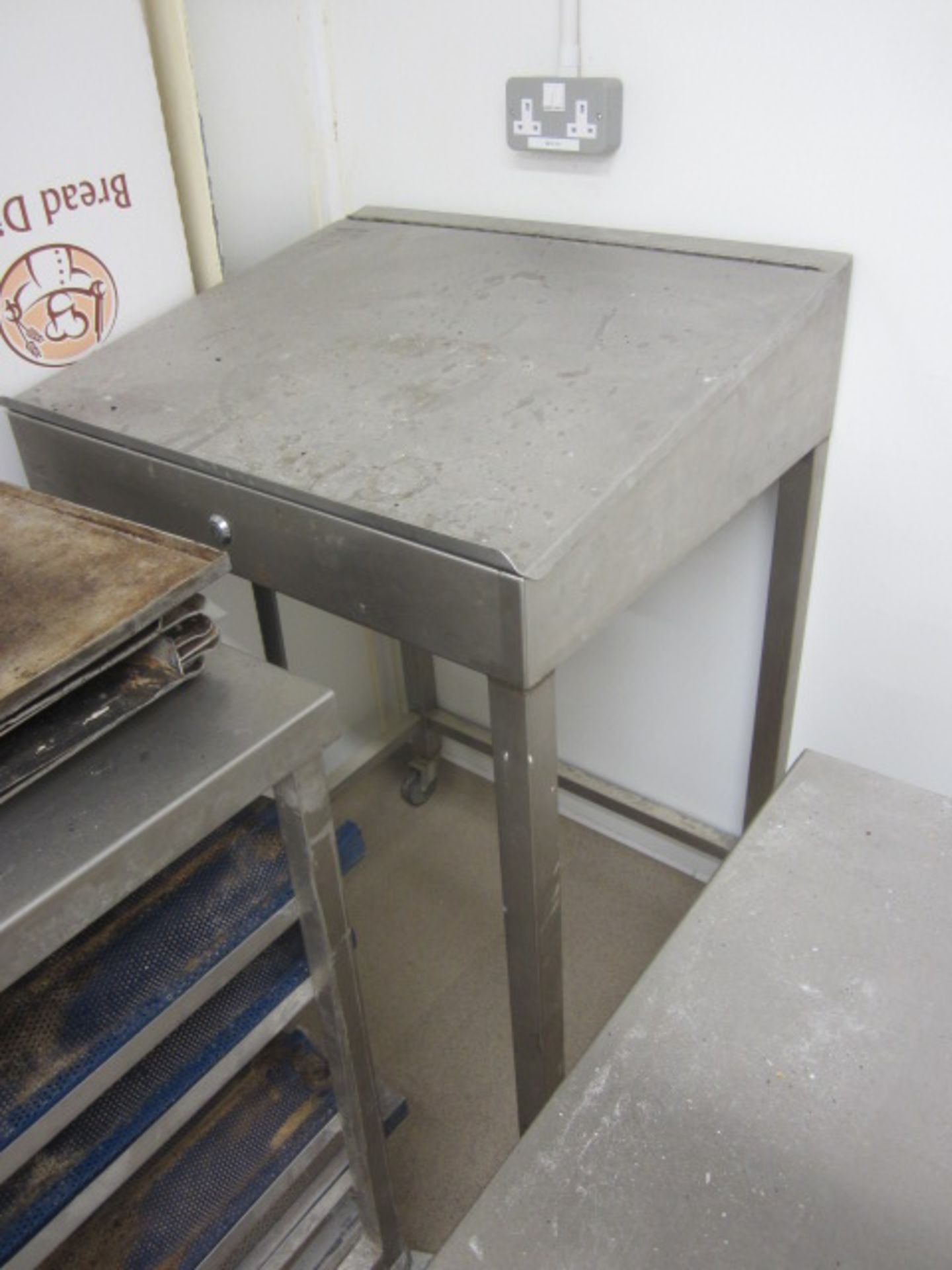 Stainless steel food preparation work surface. Approx. 900 x 600mm, a stainless steel 6-shelf mobile - Image 4 of 5