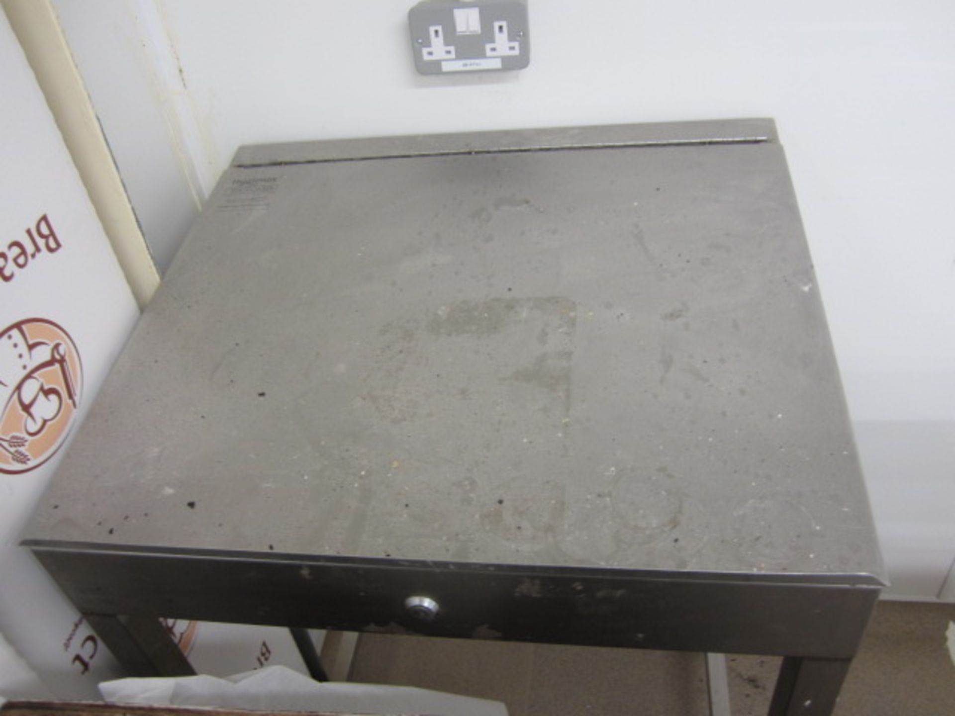 Stainless steel food preparation work surface. Approx. 900 x 600mm, a stainless steel 6-shelf mobile - Image 5 of 5