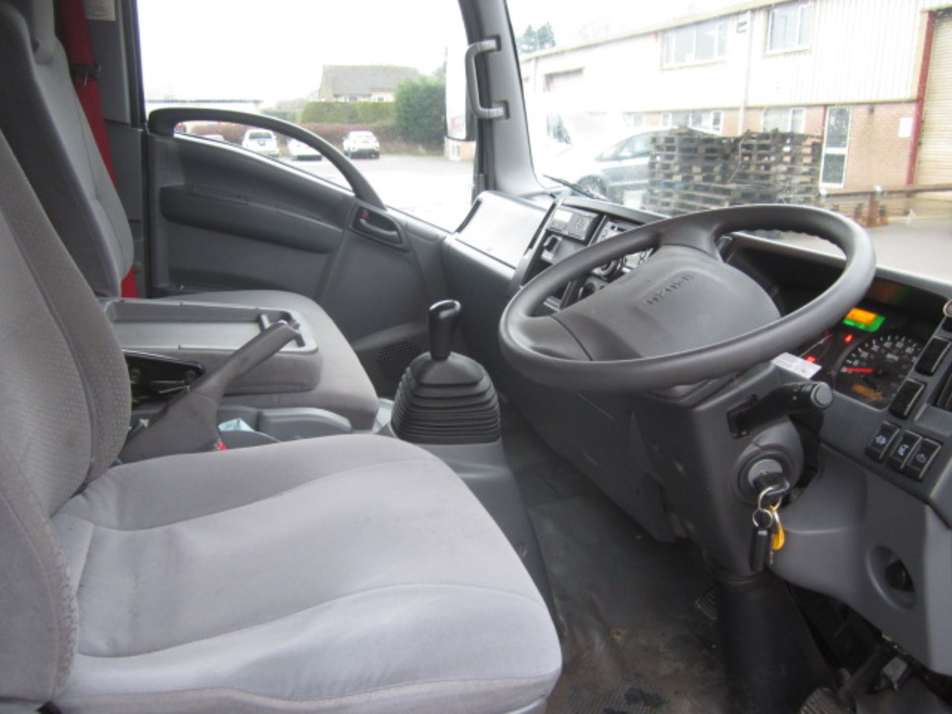 Isuzu Forward N750.190 Euro 6, 7.5 ton rigid box lorry with Palfinger folding tail lift - Image 10 of 12