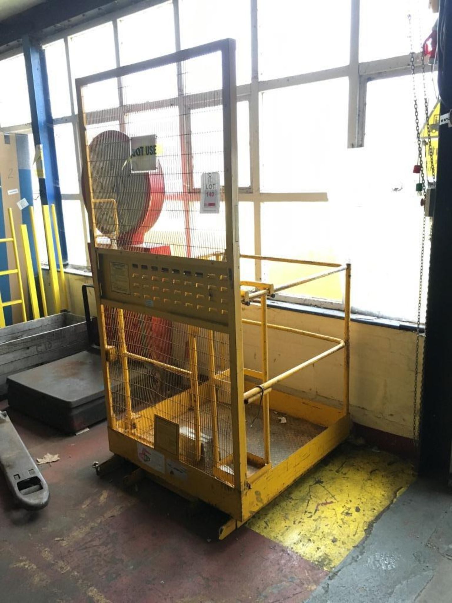 Pedestrian forklift cage. Please Note: No thorough examination certificate located. The purchaser