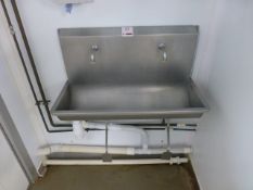 Stainless steel twin-station knee operated hand wash sink, 850mm width