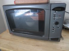 Amana microwave, grill machine, 2 x toasters