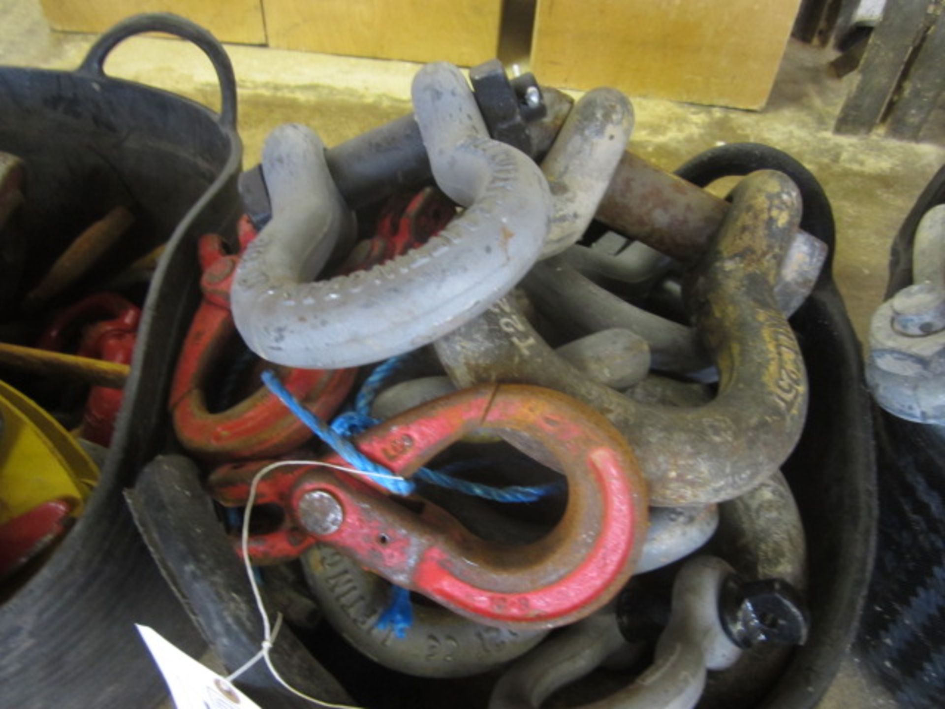 Quantity of assorted lifting shackles, etc. **NB: This item has no record of Thorough Examination. - Image 3 of 4