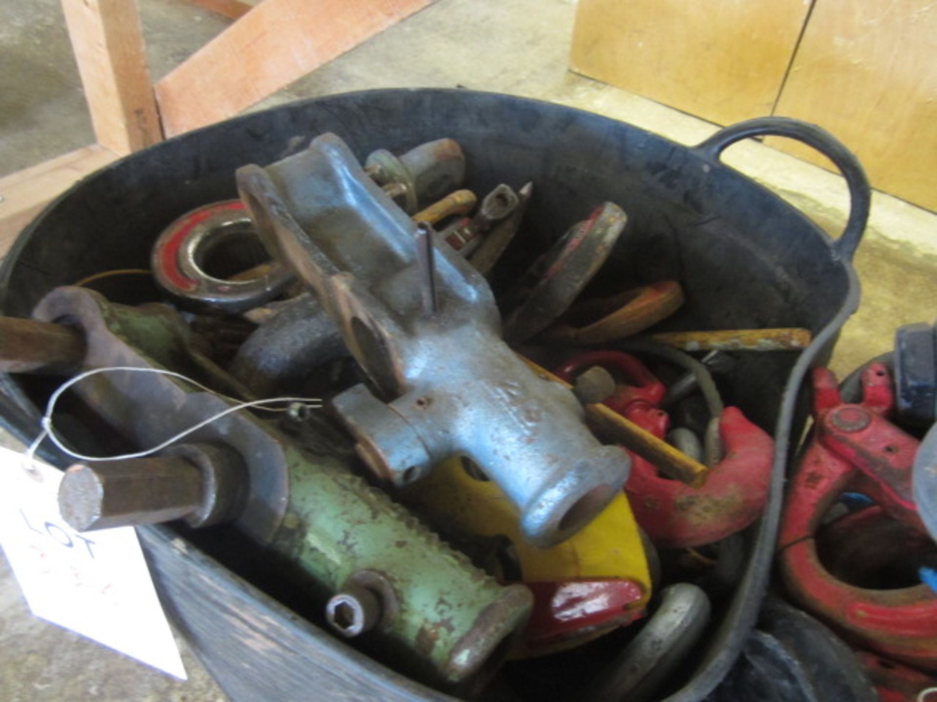 Quantity of assorted lifting shackles, etc. **NB: This item has no record of Thorough Examination. - Image 2 of 4