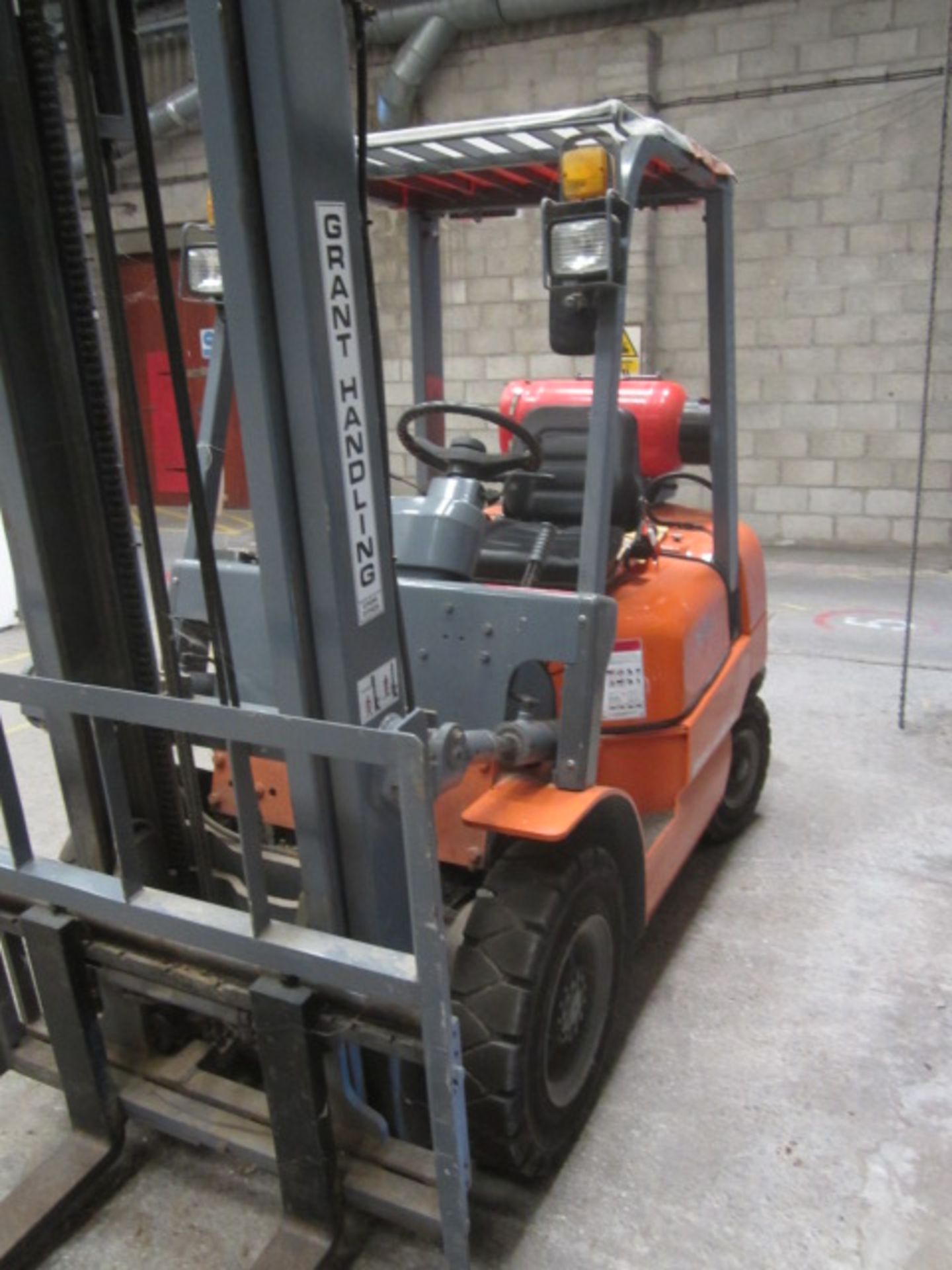 Heli H Series LPG ride on, dual mast, forklift truck, model HFG25, serial no: C7346, lift height 3. - Image 4 of 9