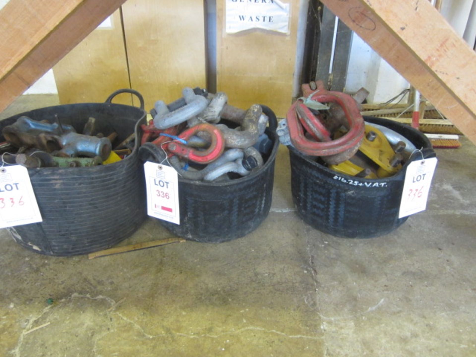 Quantity of assorted lifting shackles, etc. **NB: This item has no record of Thorough Examination.