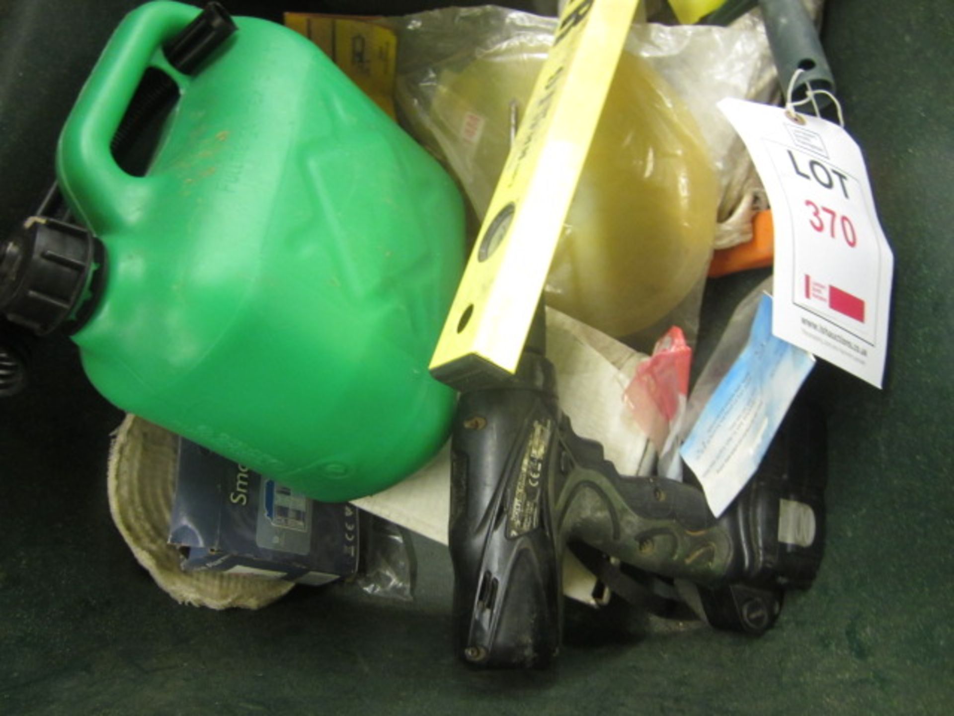 Miscellaneous lot including cordless drill, spirit level, carpet kicker, petrol can, overalls, - Image 2 of 4