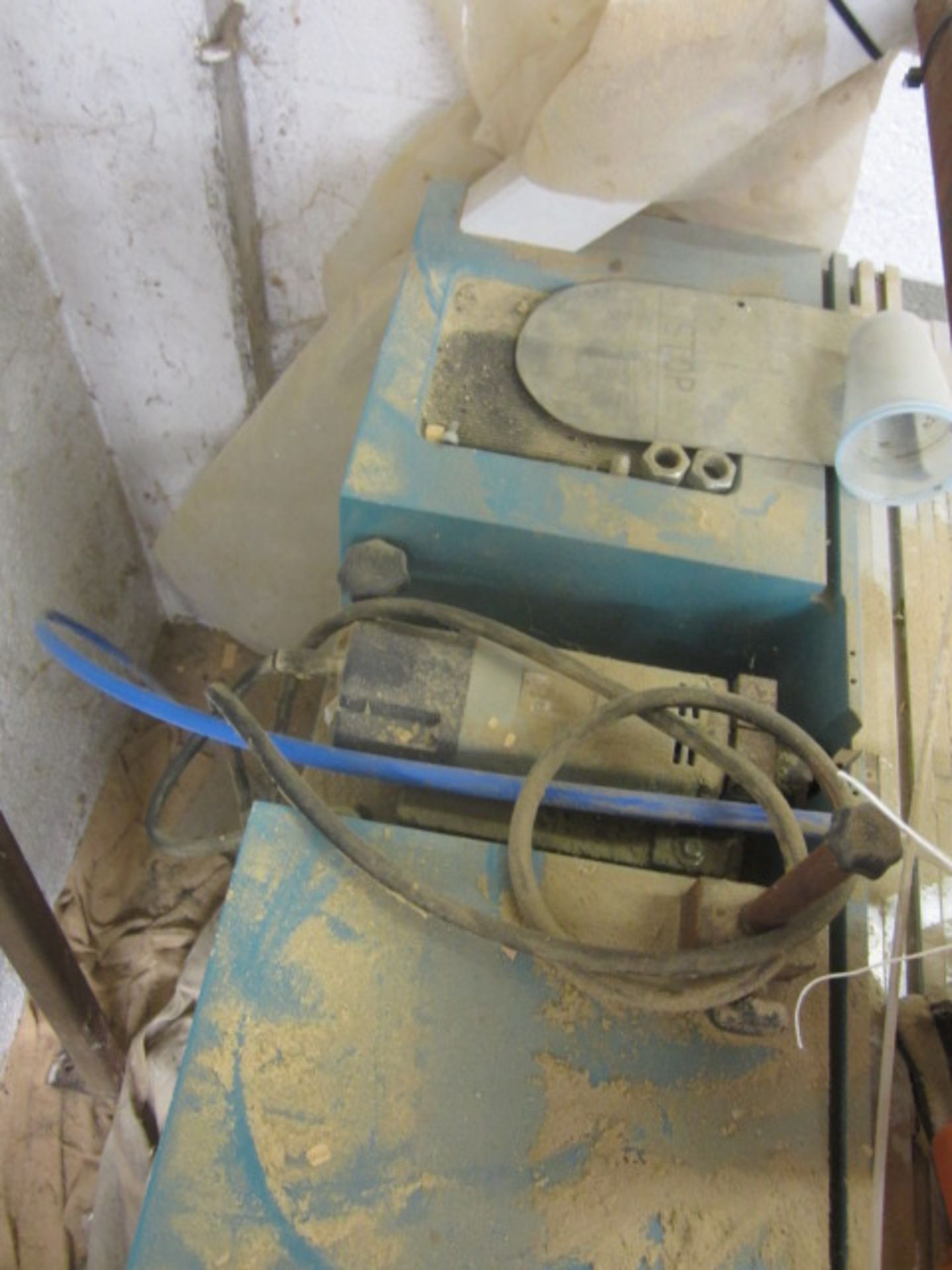 Hoffman edge cutter, type PU2, serial no: 25905, pneumatic clamping - unsure of working condition - Image 4 of 6